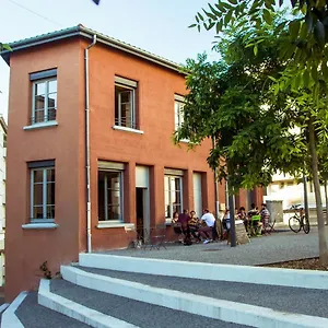 https://la-maison-rouge-backpacker-hostel.hotels-rhonealpes.com